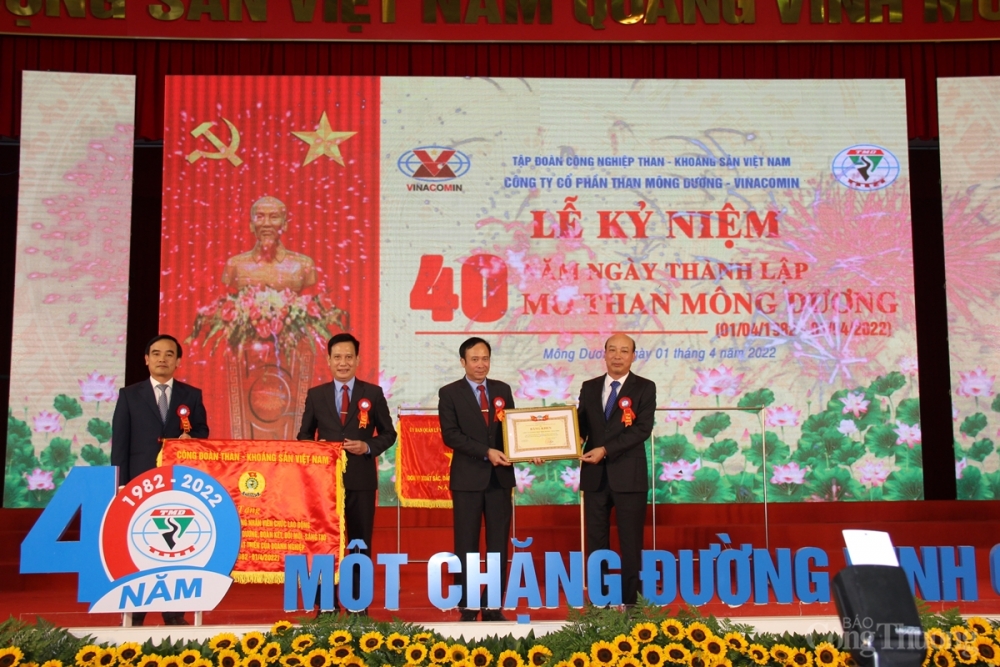 Đại diện Công ty nhận bằng khen của Công đoàn, Tập đoàn TKV
