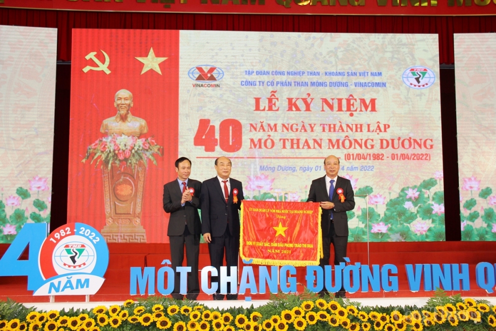 Đại diện Công ty Cổ phần than Mông Dương – Vinacomin nhận bằng khen của Ủy ban Quản lý vốn nhà nước tại doanh nghiệp