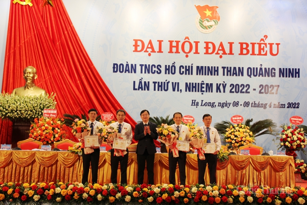 4 đồng chí được nhận kỷ niệm chương “Vì thế hệ trẻ” của Trung ương Đoàn với những đóng góp vào sự nghiệp giáo dục thế hệ trẻ và xây dựng tổ chức Đoàn.