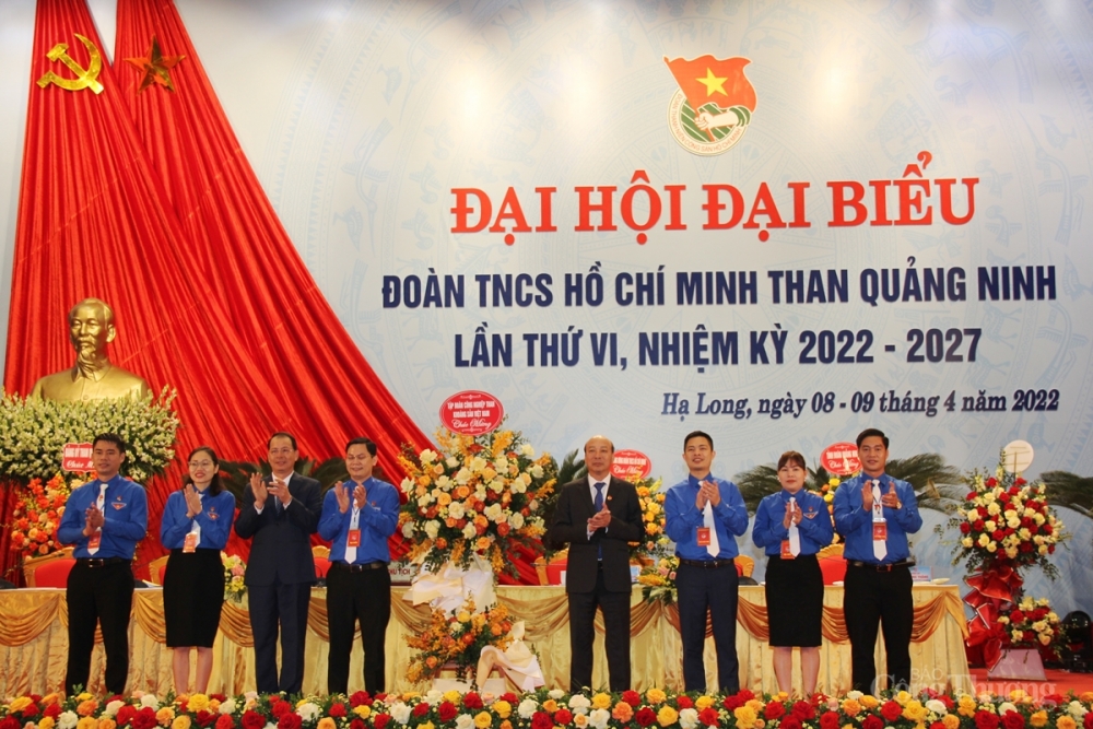 Đại diện lãnh đạo Tập đoàn Công nghiệp Than - Khoáng sản Việt Nam tặng hoá chúc mừng Đại hội.