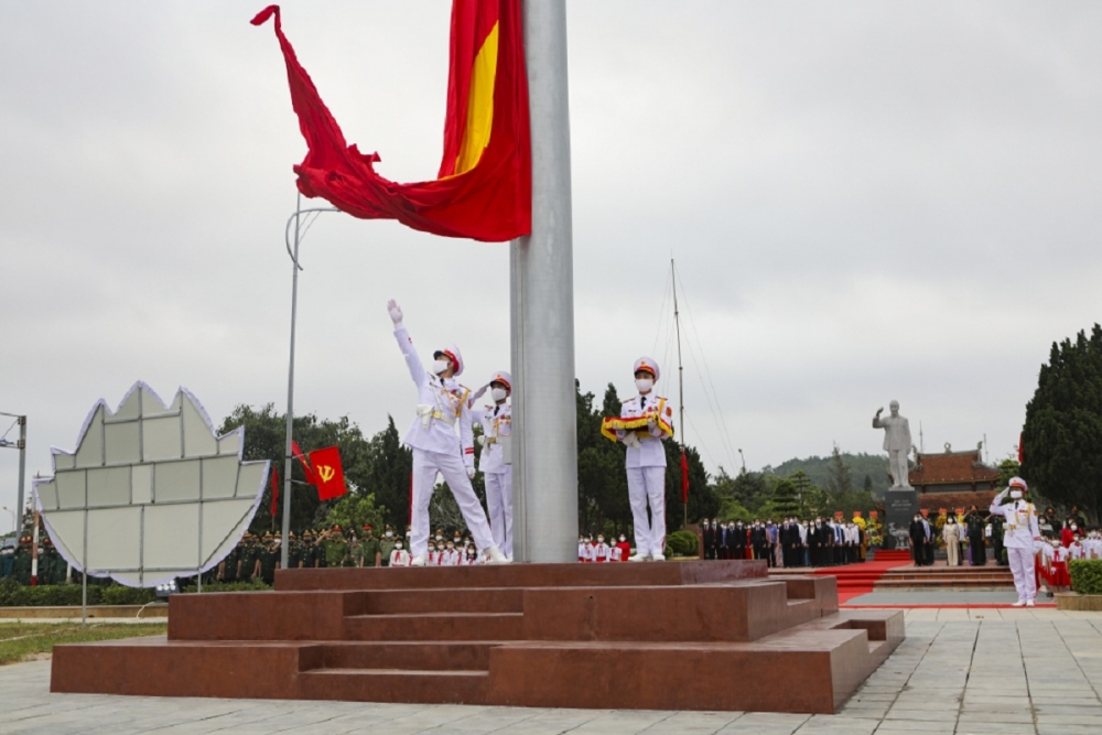 Lễ Thượng cờ được tổ chức trong không khí trang nghiêm. Ảnh: Hùng Sơn