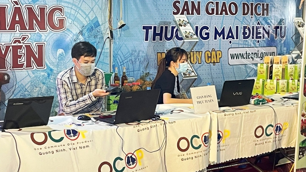 Nhiều gian hàng thương mại điện tử đươc đặt tại các hội chợ