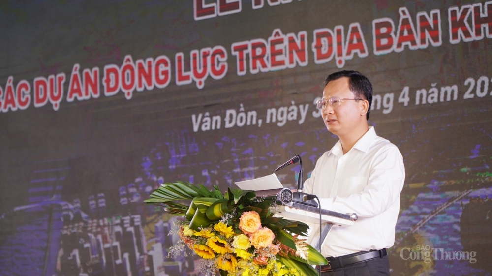 Ông Cao Tường Huy, Phó Chủ tịch Thường trực UBND tỉnh, Trưởng Ban Quản lý KKT Vân Đồn, phát biểu tại lễ khởi công