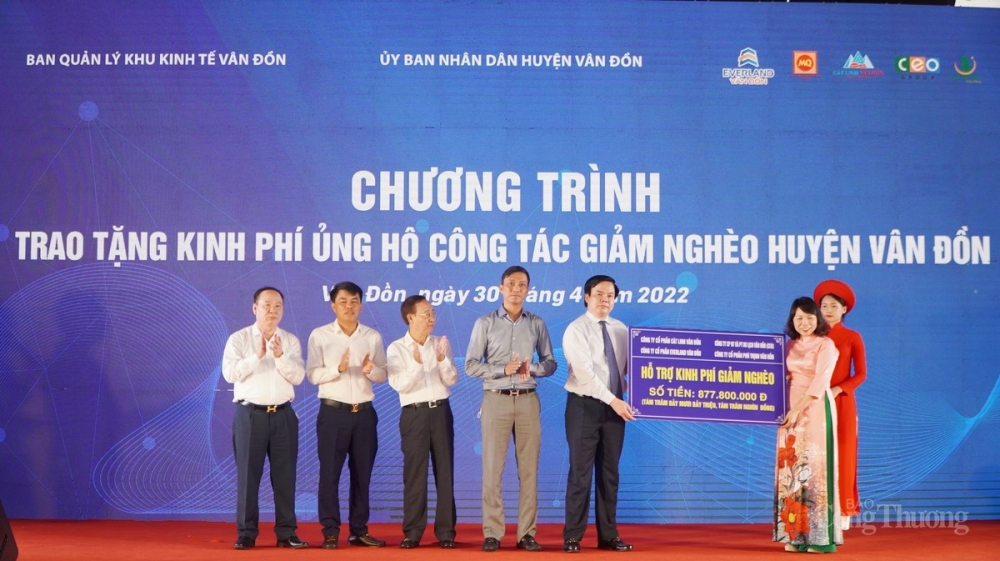 Các nhà đầu tư hỗ trợ kinh phí ủng hộ các hộ nghèo trên địa bàn huyện Vân Đồn.