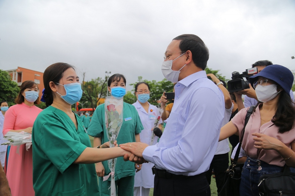 Lãnh đạo tỉnh Quảng Ninh động viên các cán bộ, y , bác sỹ lên đường làm nhiệm vụ,