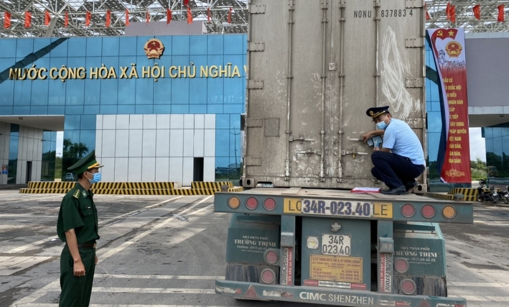 Lực lượng chức năng kiểm tra, giám sát hàng hóa, phương tiện tại cầu Bắc Luân II- cửa khẩu quốc tế Móng Cái