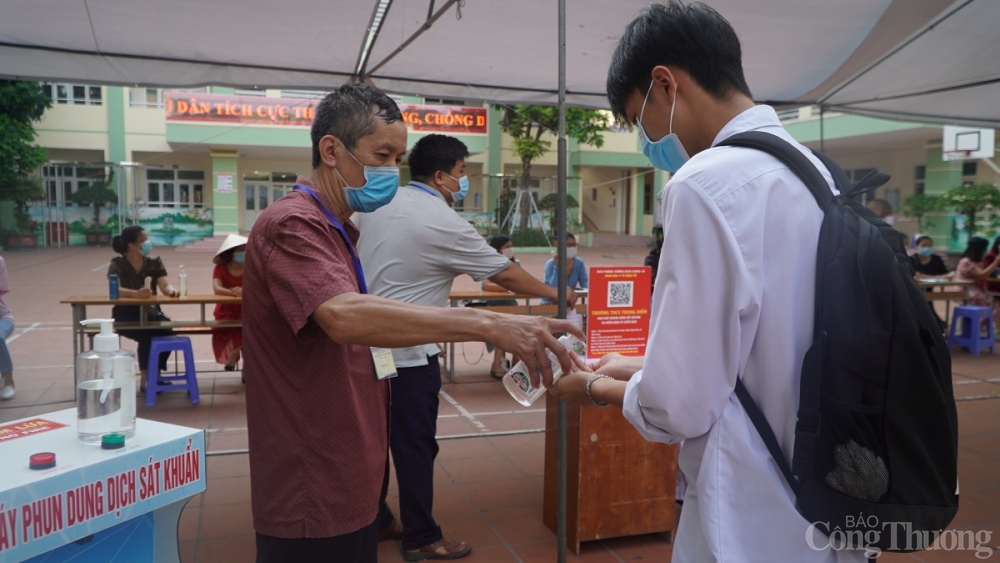 Tất cả các thí sinh trước khi vào phòng thi đều được khử khuẩn tay và đo nhiệt độ