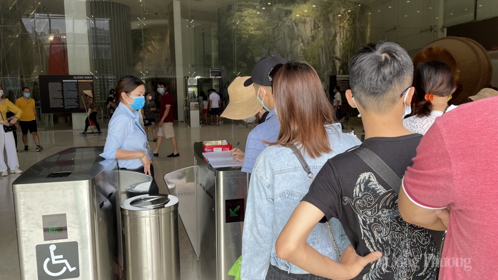 Du khách đến tham quan, du lịch đều phải thực hiện nghiêm các quy tắc phòng dịch như đeo khẩu trang, khai báo y tế ...