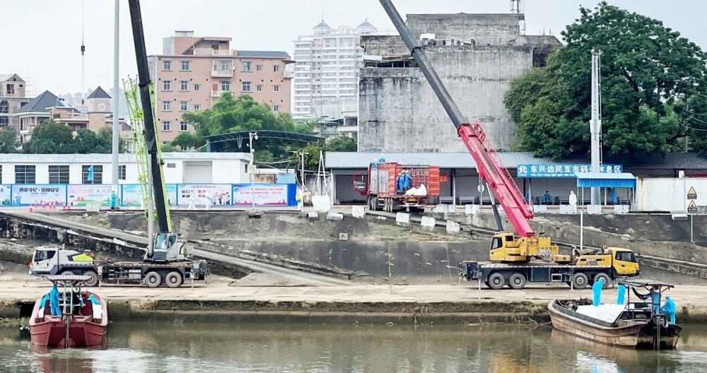 Những đò hàng bột sắn đầu tiên xuất khẩu sang Trung Quốc qua Cửa khẩu Ka Long - Bến biên mậu Đông Hưng (Ảnh TTVH Móng Cái)