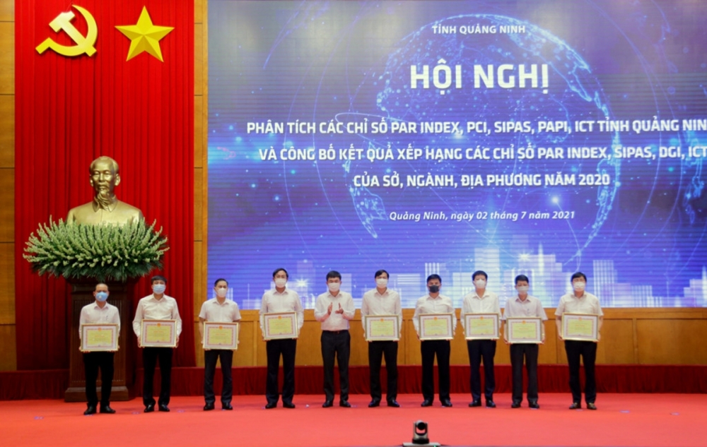 Các tập thể, cá nhân có thành tích xuất sắc trong công tác tham mưu cải thiện môi trường đầu tư kinh doanh, nâng cao năng lực cạnh tranh của tỉnh năm 2020 được nhận bằng khen