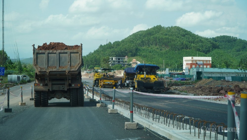 Do ảnh hưởng của thời tiết bất lợi, đặc biệt là tình hình giá nguyên vật liệu tăng cao nên công trình không thể hoàn thành kịp tiến độ