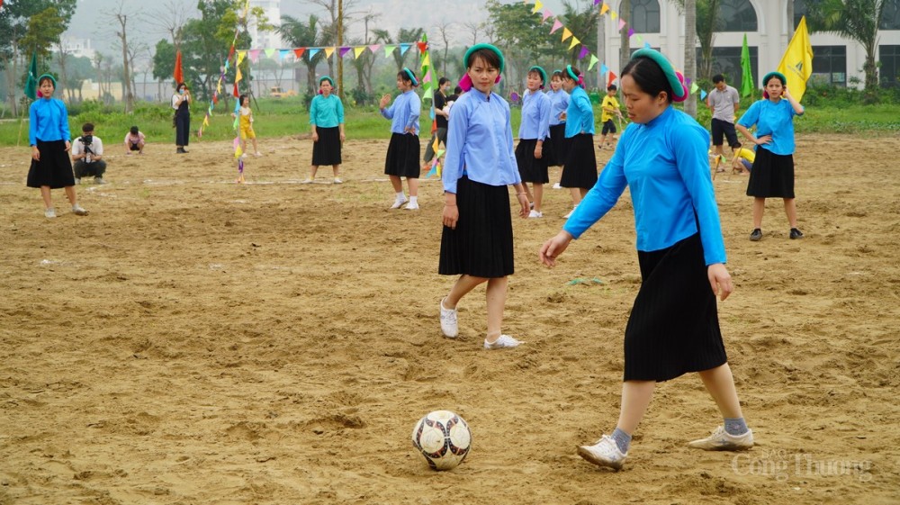 Những trận đá bóng của các cô gái Sán Chỉ ở Bình Liêu đã trở thành sản phẩm văn hóa – du lịch độc đáo không đâu có ở Việt Nam.