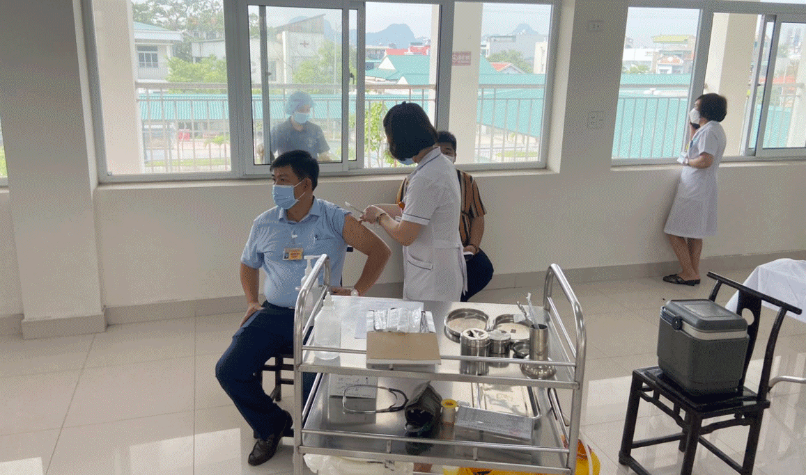 tiêm vắc xin phòng Covid - 19 cho CBCNV tại Công ty Kho vận và cảng Cẩm Phả