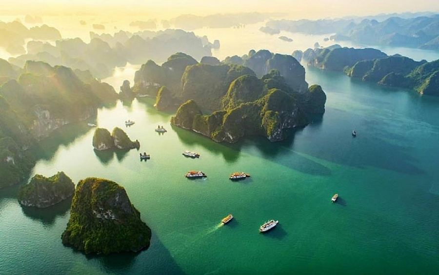 Vịnh Hạ Long đầy mê hoặc trong tiết trời thu