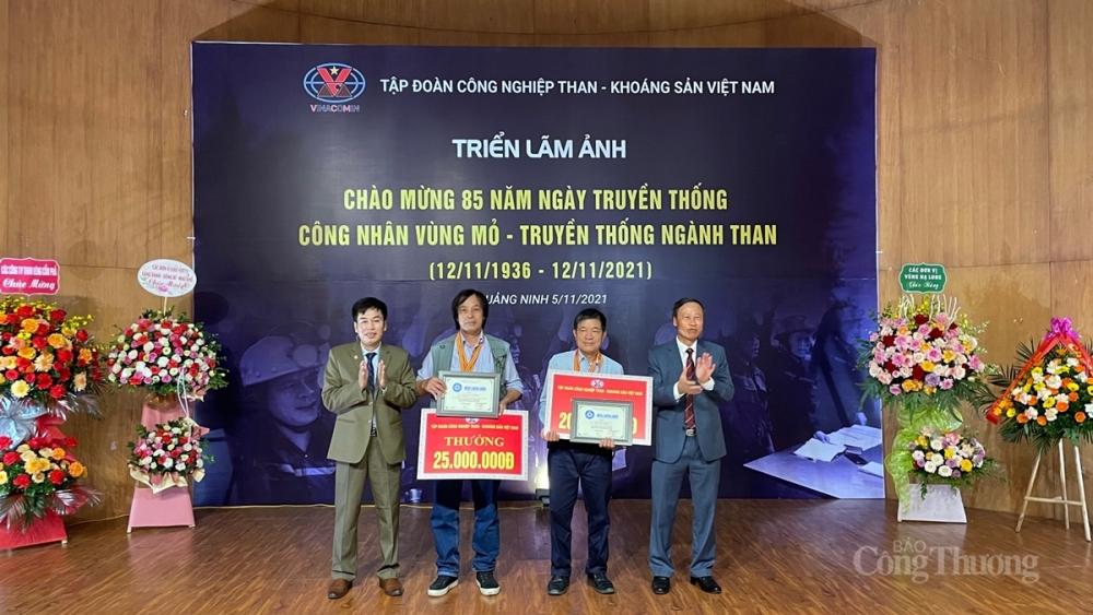 Ban Tổ chức trao giải vàng cho các tác giả