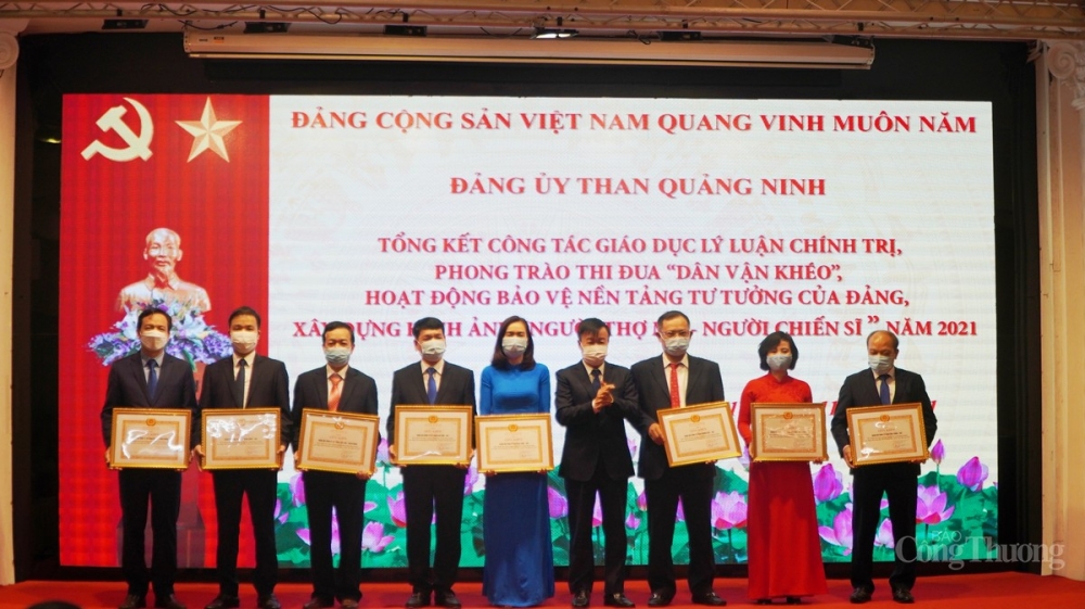 Nhiều Đảng bộ được trao tặng bằng khen tại buổi tổng kết