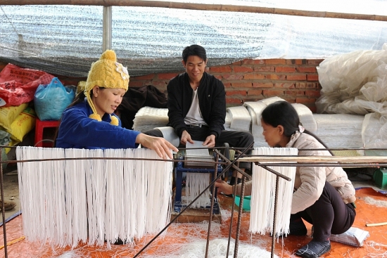 phat trien kinh te vung dan toc thieu so va mien nui gan voi xay dung nong thon moi
