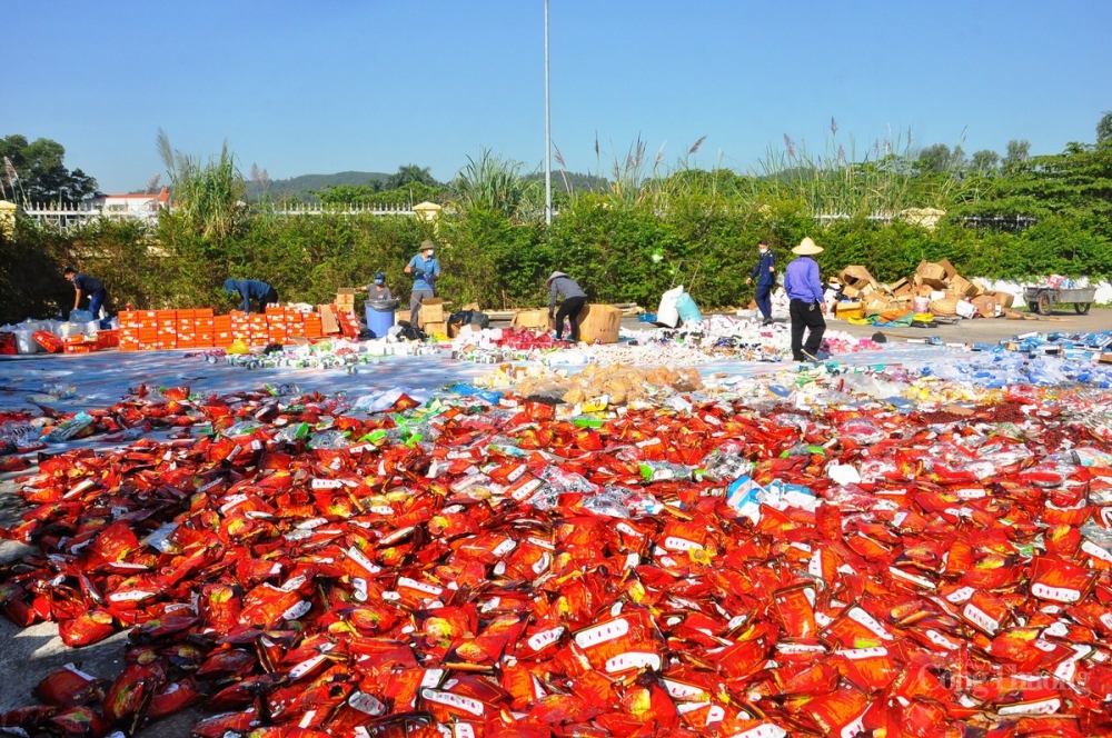 Quảng Ninh tiêu hủy hàng trăm sản phẩm hàng giả, không rõ nguồn gốc