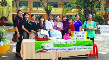 queen of green entrepreneur acquaints vietnamese with biodegradable bags