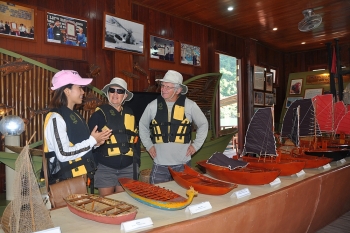 floating cua van fishing village attracts visitors