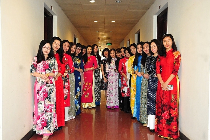 phu nu nganh cong thuong duyen dang trong ta ao dai