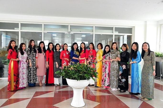 phu nu nganh cong thuong duyen dang trong ta ao dai