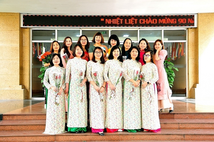 phu nu nganh cong thuong duyen dang trong ta ao dai