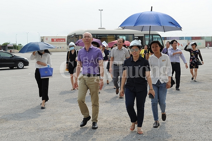 nganh logistics viet nam mieng banh hap dan nha dau tu