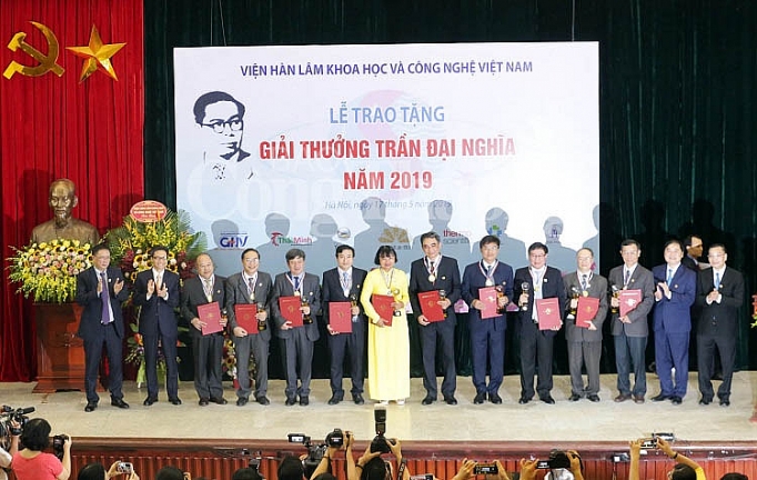 khoa hoc va cong nghe la con duong duy nhat de chung ta vuon len