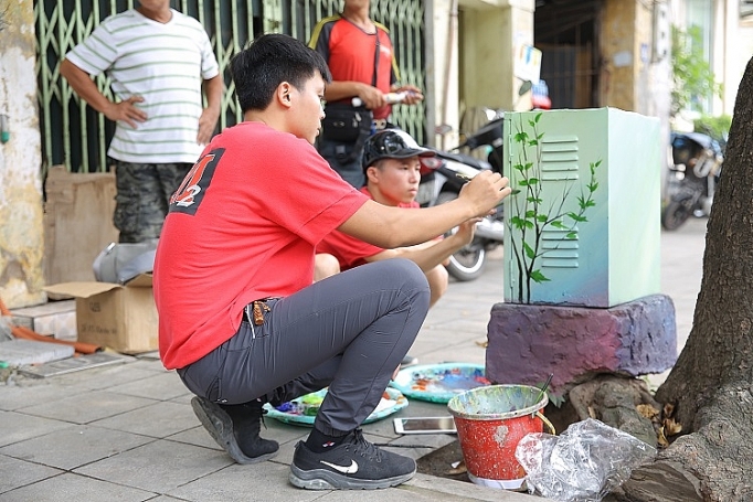 ha noi khoac ao moi cho hang loat bot dien