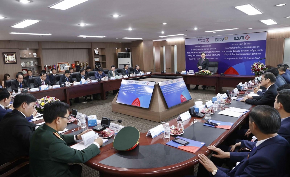 Chủ tịch Quốc hội thăm và làm việc với các hiện diện thương mại BIDV tại Lào