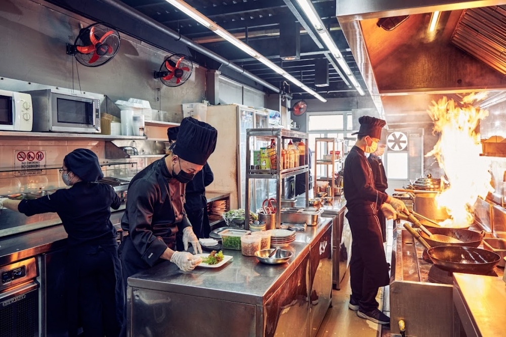 Một góc không gian bếp của nhà hàng Lion City tại chi nhánh Lê Anh Xuân, Quận 1, TP.Hồ Chí Minh sau những ngày giãn cách