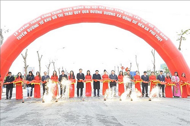 Bí thư Thành ủy Hà Nội Vương Đình Huệ cùng các đại biểu cắt băng khánh thành tuyến đường hạ tầng khung từ đô thị Trâu Quỳ qua đường Dương Xá-Đông Dư đến ga Phú Thụy