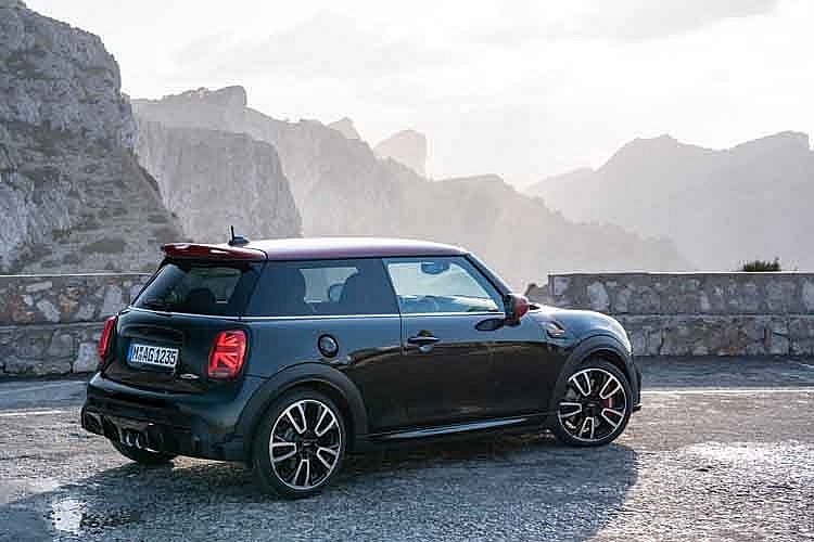 MINI John Cooper Works 3-Cửa và MINI John Cooper Works Convertible mới chính thức ra mắt tại Việt Nam