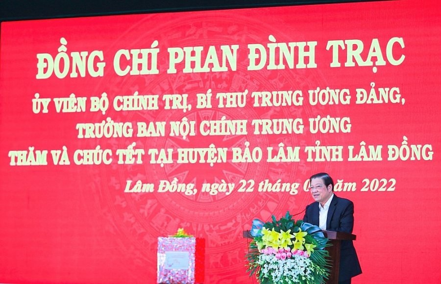 Đồng chí Phan Đình Trạc - Ủy viên Bộ Chính trị, Bí thư Trung ương Đảng, Trưởng Ban Nội chính Trung ương phát biểu chúc mừng tại buổi thăm, tặng quà tết Nhâm Dần 2022