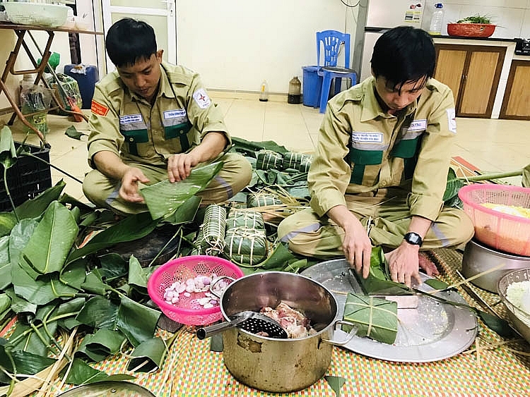 ùng nhau gói bánh trưng chuẩn bị cho Tết Nguyên đán đang đến gần