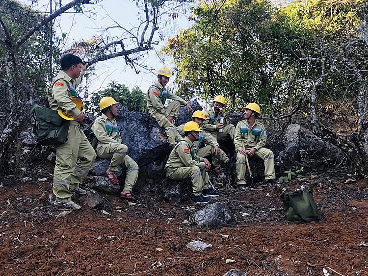 Nghỉ giải lao trên tuyến của những công nhân thuộc Đội TTĐ Mộc Châu