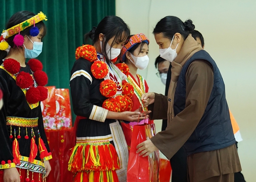 Chủ nhiệm CLB Cúc Vàng trao quà tặng chương trình Chắp cánh tài năng cho các học sinh DTTS Na Hang (Tuyên Quang)