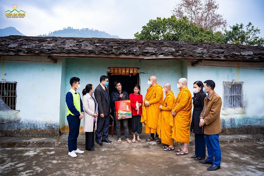 Đại đức Thích Trúc Thái Minh, cùng Chư Tăng Chùa Ba Vàng tặng quà hộ nghèo khó khăn DTTS tại Bình Liêu