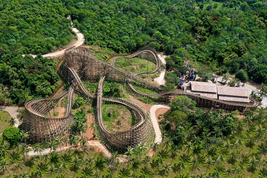 Mộc Xà Thịnh Nộ tại Sun World Hon Thom Nature Park (Phú Quốc) là tàu lượn siêu tốc bằng gỗ đầu tiên tại Việt Nam