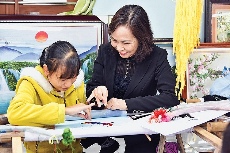 Sợi chỉ, mũi kim xuyên suốt chiều dài lịch sử