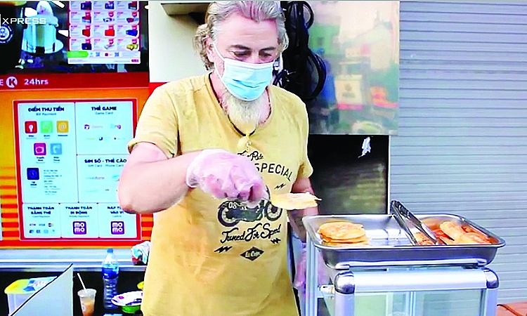 Fabrice và xe chuối chiên trên phố