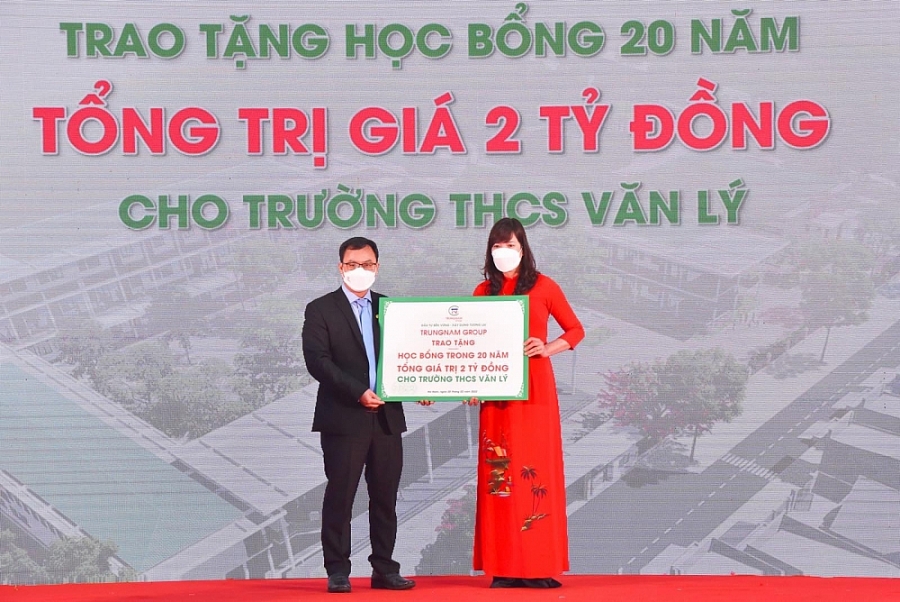 Đại diện Trungnam Group trao tặng học bổng 2 tỷ đồng tại buổi lễ khánh thành và bàn giao trường THCS Văn Lý (Hà Nam)