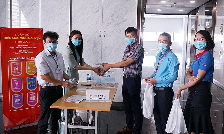 Trao tặng quà cho trẻ em nghèo