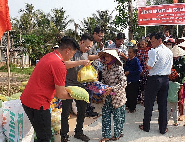 Thanh niên DAK tích cực tham gia các chương trình ASXH, phối hợp xây dựng cầu và tặng quà các hộ khó khăn