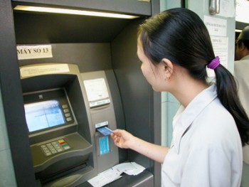 Mỗi thẻ ATM “gánh” 20-25 loại phí, ngân hàng nói gì?