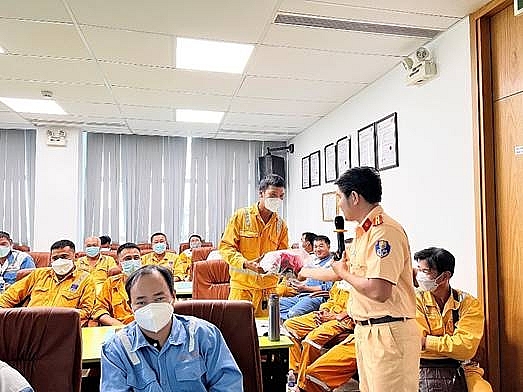 Thiếu tá Hoàng Bá Tuấn phòng CSGT - tỉnh Bà Rịa – Vũng Tàu tham gia đứng lớp đặt câu hỏi và trao quà cho các anh lái xe trả lời xuất sắc