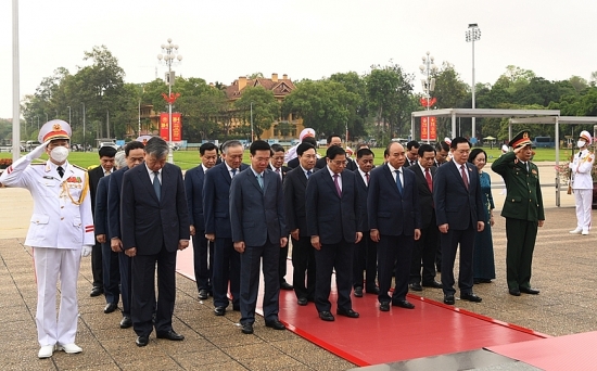 Lãnh đạo Đảng, Nhà nước vào Lăng viếng Chủ tịch Hồ Chí Minh nhân kỷ niệm 47 năm Ngày giải phóng miền Nam