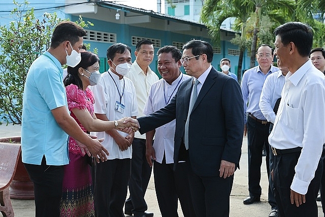 Thủ tướng Phạm Minh Chính động viên các thầy cô giáo Trường phổ thông Dân tộc nội trú Huỳnh Cương, TP. Sóc Trăng