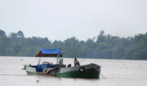   Người dân khai thác cát lậu trên nhánh sông Cổ Chiên, đoạn gần cù lao Thanh Bình, huyện Vũng Liêm, tỉnh Vĩnh Long  Le